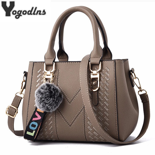 Bolsa Feminina Tiracolo PU com Bordado e Pompom Casual