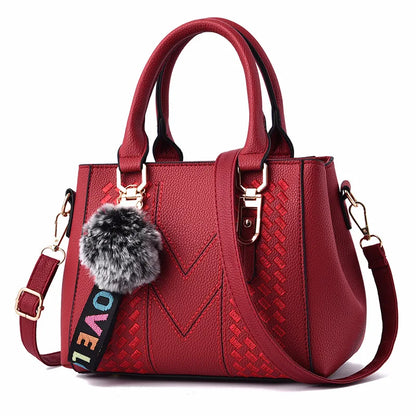 Bolsa Feminina Tiracolo PU com Bordado e Pompom Casual