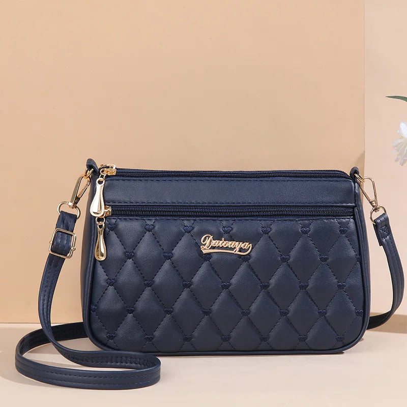 Bolsa Feminina Tiracolo PU com Bordado e Pompom Casual